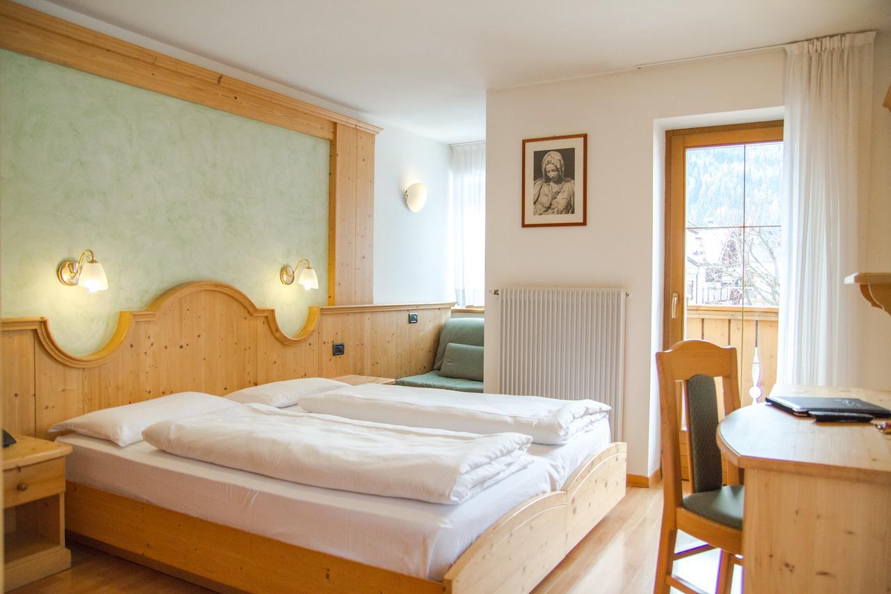 Hotel Genzianella Ziano Di Fiemme Bagian luar foto