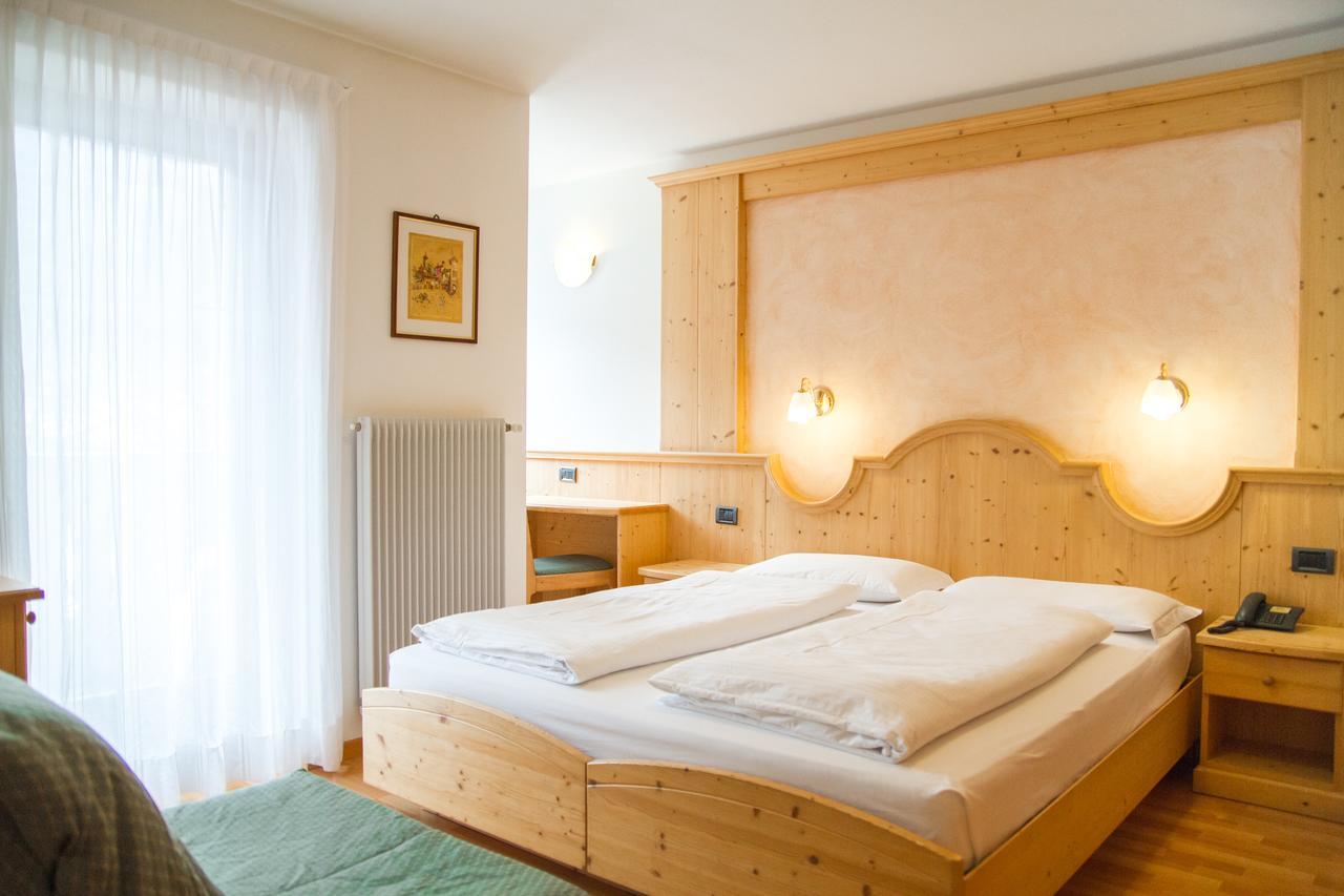 Hotel Genzianella Ziano Di Fiemme Bagian luar foto