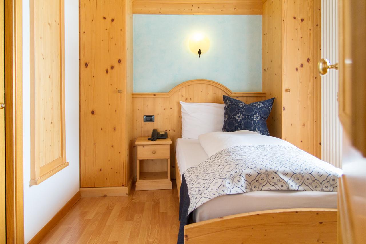 Hotel Genzianella Ziano Di Fiemme Bagian luar foto