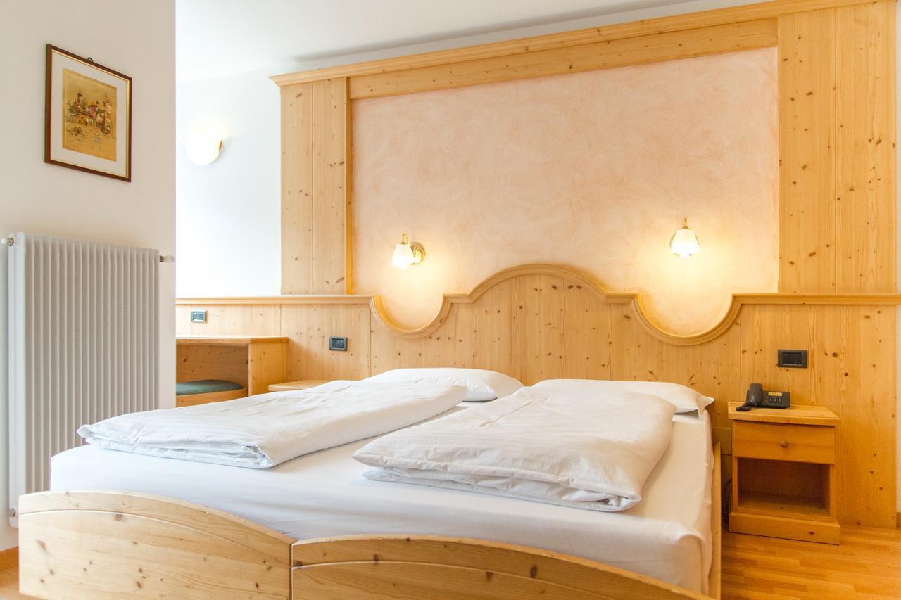 Hotel Genzianella Ziano Di Fiemme Bagian luar foto